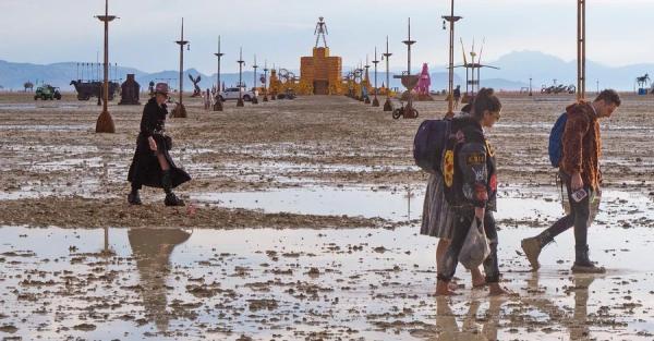 Ливень превратил территорию Burning Man в болото, 70 тысяч гостей оказались в ловушке  - Life