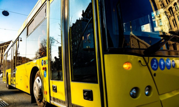 В суботу та неділю змінять рух чотири столичних автобусних та два тролейбусних маршрути (схеми)