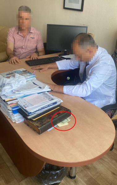У Києві на хабарі в 6 тисяч доларів викрили посадовця Інституту урології