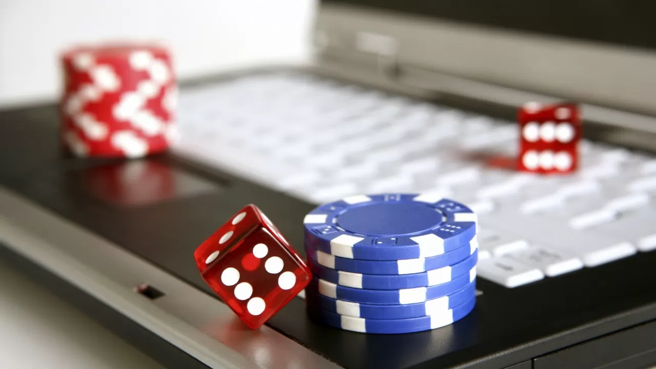 Как начать играть в онлайн-казино: регистрация, выбор и безопасность