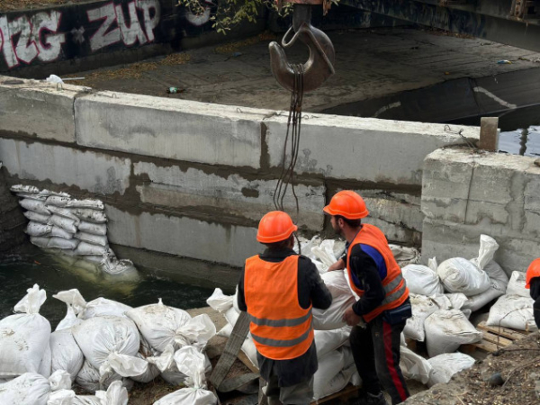 Із зневоднених ділянок річок Києва вже вивезено понад 500 тон сміття, - КМВА (фото)