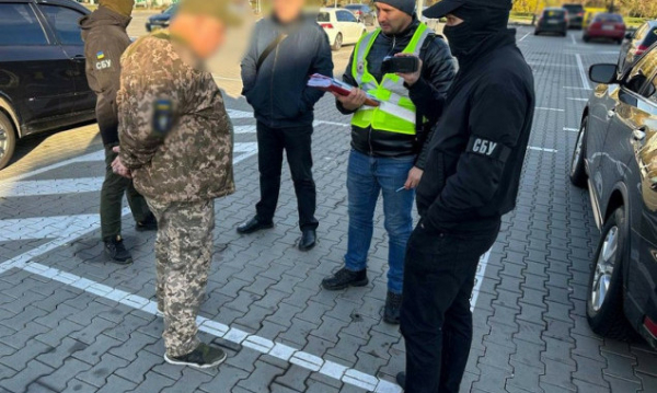 Столичні правоохоронці затримали чоловіка, який допомагав ухилянтам виїхати з України
