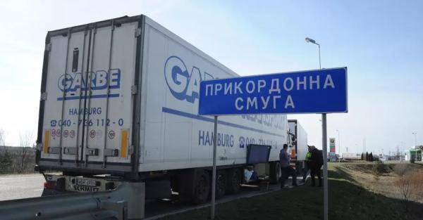 На трех пунктах пропуска тысяча грузовиков ожидает выезда из Польши в Украину - Life
