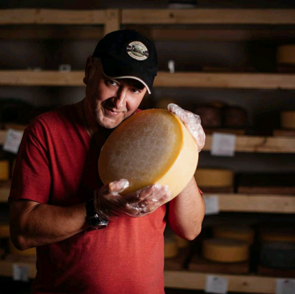 Изготовители сыра с луком и синим чаем из Закарпатья: На наши эксперименты молока не хватает - Life