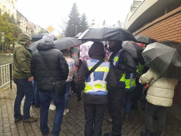 Перевозчики в Луцке и Львове устроили акции протеста под польскими консульствами - Life