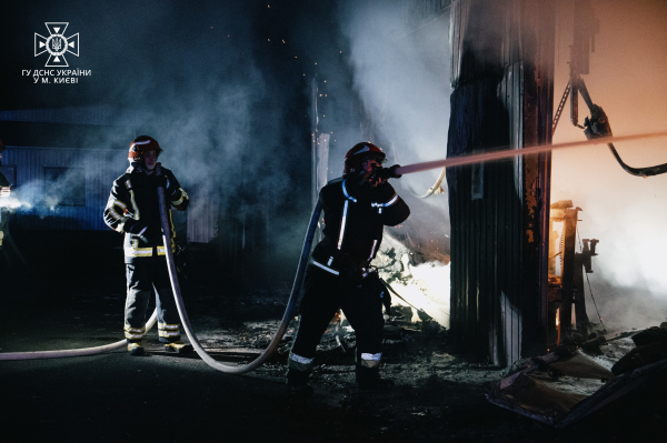 Рятувальники ліквідували пожежу на СТО у Солом'янському районі столиці (фото)