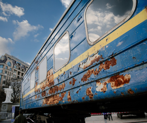 На столичній Михайлівській площі встановили розстріляний вагон евакуаційного поїзда з Ірпеня