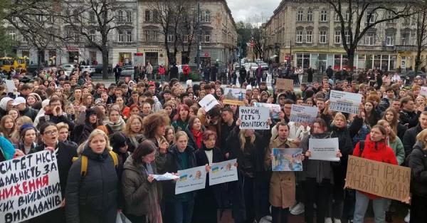 Студенты "Львовской политехники" требуют увольнения профессора Ирины Фарион - Life