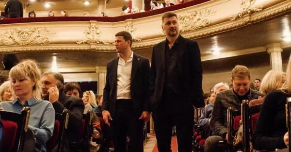 Артем Милевский впервые появился на публике в театре после выхода из комы  