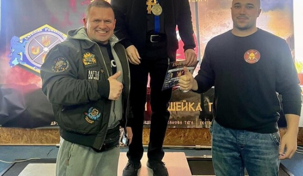 Монах со Львовщины установил рекорд Украины по пауэрлифтингу и собрал 100 тысяч гривен для ВСУ  