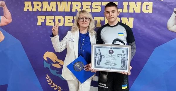 12летний украинец установил мировой рекорд, выполнив 16 толчков гири весом 32 кг  