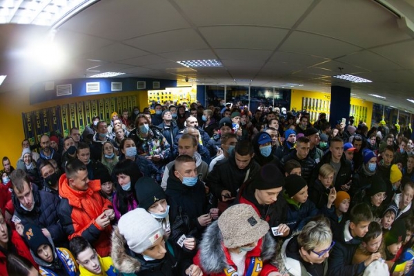 «Металлист» вновь шокирует Украину: на встречу с командой пришло беспрецедентное количество болельщиков (фото) - 