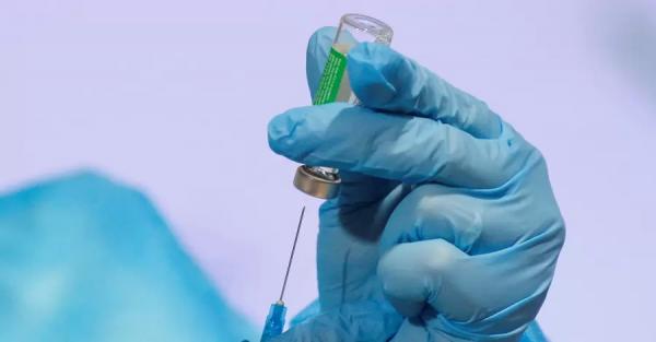 В Италии пациент пришел на вакцинацию с силиконовой рукой, чтобы избежать прививки - Коронавирус