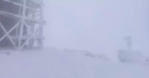 На горе Поп Иван в Карпатах образовался метровый слой снега - 