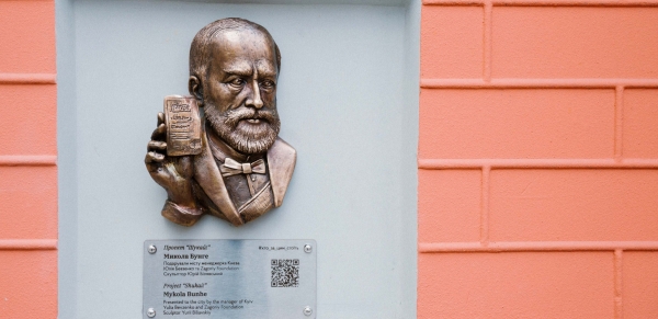 В Киеве установили 5 мини-скульптур в честь меценатов города - 