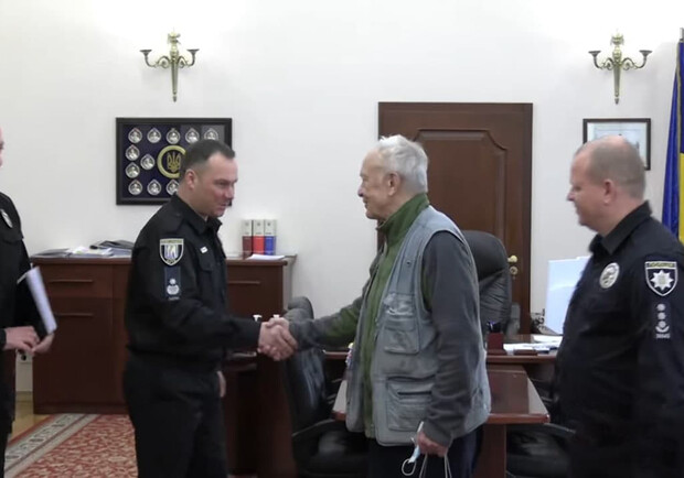 В Киеве 81-летний пенсионер задержал мошенницу в собственной квартире. Фото: YouTube/поліція Києва