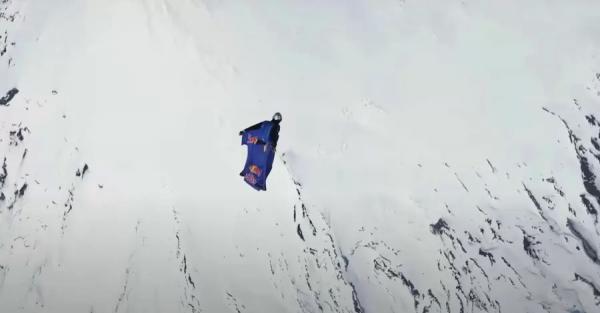 В Чили спортсмен впервые в мире пролетел над жерлом действующего вулкана  - 
