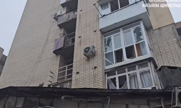 У Херсоні через російський обстріл поранено п’ятеро людей, серед них 3-річна дитина (відео)