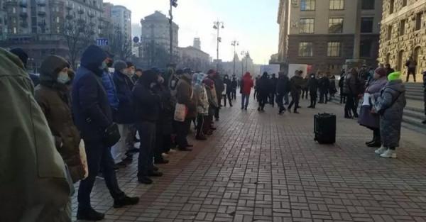 Очевидцы: Несколько тысяч киевлян вышли на акцию протеста под КГГА, начинаются потасовки - 