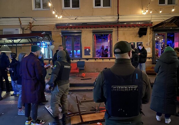 На Подоле участники праворадикальной организации разгромили бар «Хвильовий». Фото: hromadske.ua