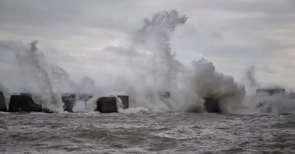 Синоптики предупредили об опасном шторме в Азовском море из-за сильного ветра - 