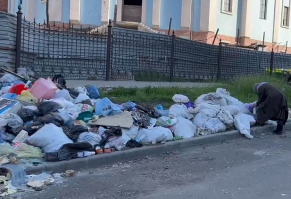 У Маріуполі люди змушені шукати їжу на смітниках (фото, відео)