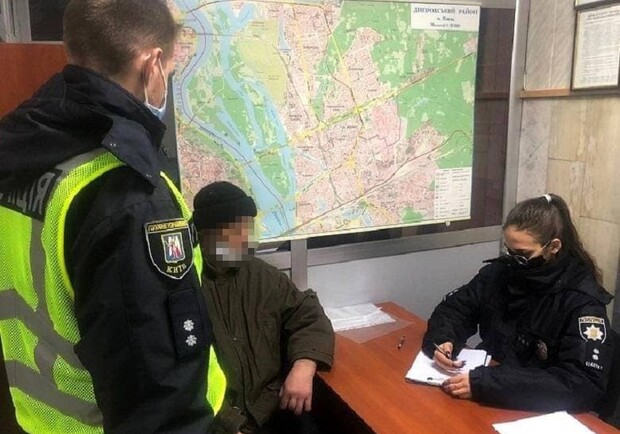 Полиция нашла мужчину, который на Русановке давал пощечины женщинам. 
