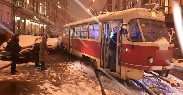 Киев накрыл снегопад: город в пробках, таксисты взвинтили цены - 
