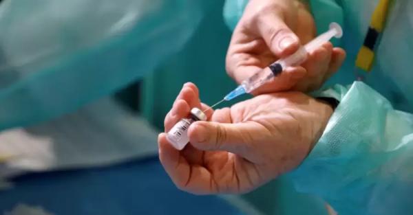 Pfizer, AstraZeneca и Moderna уже разрабатывают вакцину против "омикрона" - 