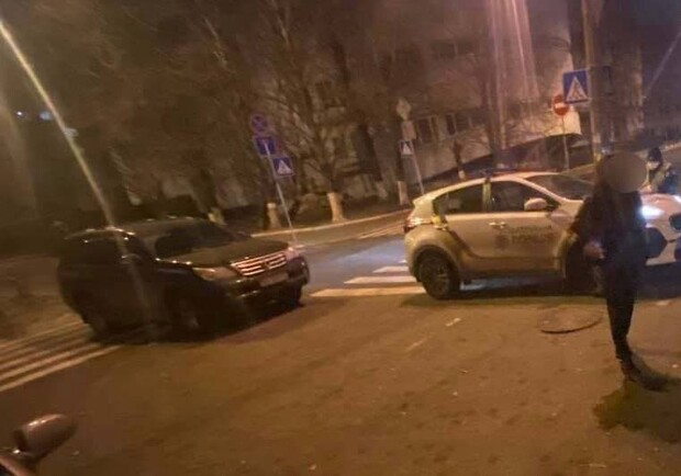 В Киеве женщина на Lexus чуть не сбила мопедиста, пытаясь скрыться от полиции. 